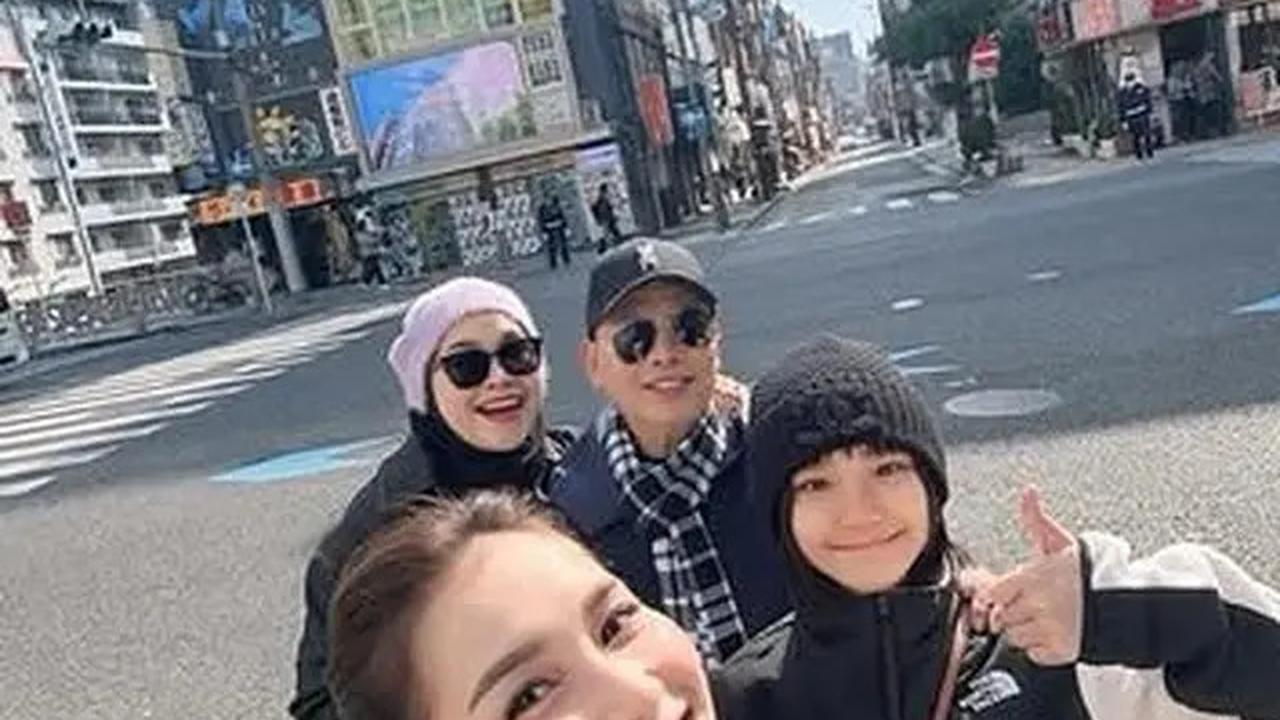 7 Potret Ayu Ting Ting Berburu Sakura di Jepang, Ajak Keluarga Besar