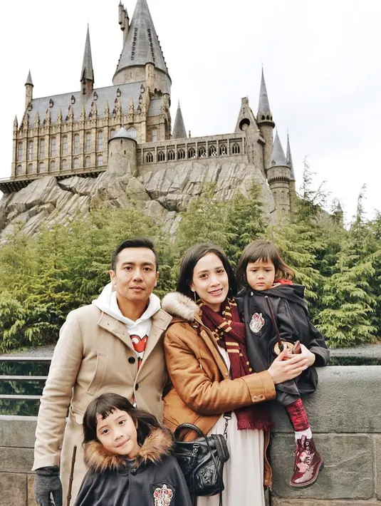Kehamilan yang sudah memasuki usia 7 bulan, Fanny, masih kuat menemani anak-anak main ke Universal Studios Osaka. Keseruan pasangan ini menghabiskan liburan tahun baru 2018 lalu sebelum baby Dylan lahir. Kini baby Dylan sudah memasuki usia 5 bulan.(Liputan6.com/IG/fannyfabriana)
