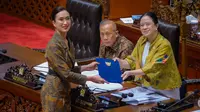 Menteri Pariwisata Widiyanti Putri Wardhana berpose dengan Ketua DPR Puan Maharani. (dok. Biro Komunikasi Publik Kemenpar)