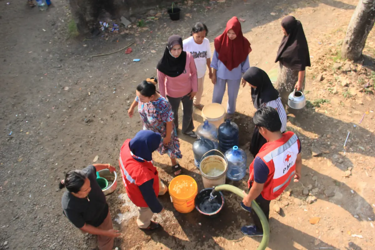 Distribusi air bersih di Sukabumia
