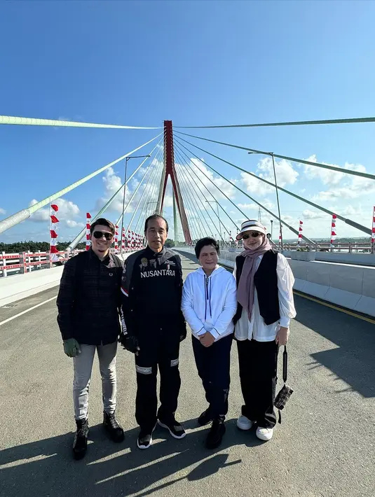 Zaskia Sungkar tampil konsisten dengan outfit hitam putih. Ia kenakan kemeja putih dengan vest dan celana parasut hitam. Hijab mauve dan sneakers sebagai penutup outfit [@zaskiasungkar15]