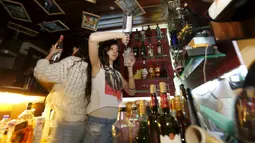 Bartender saat meramu minuman di bar 80s, Damaskus, Suriah, (13/3/2016).Kegiatan ini dilakukan untuk menormalkan kembali kehidupan masyarakat Suriah yang sering terjadi konflik. (REUTERS / Omar Sanadiki)