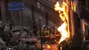 Petugas pemadam kebakaran membawa mayat di samping bangunan yang rusak di Jalan Toledo menyusul ledakan di pusat kota Madrid, Spanyol, Rabu (20/1/2021). Ledakan dahsyat yang disebabkan kebocoran gas telah menghancurkan bangunan di jantung ibu kota Spanyol, Madrid. (AP Photo/Manu Fernandez)