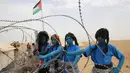 Warga Palestina bergaya seperti karakter dari film "Avatar" berpose selama protes menuntut hak untuk kembali ke kampung halaman mereka di perbatasan Israel-Gaza, Timur Khan Yunis di Gaza selatan Strip, (4/5). (AFP Photo/Said Khatib)