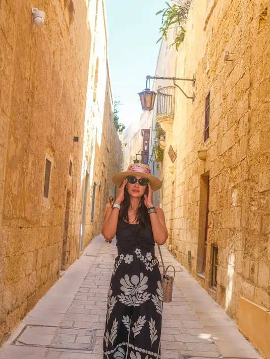 Dress hitam ini dilengkapi dengan tas laser cut Mina dari Alaia seharga Rp40 jutaan [@lunamaya]