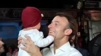 Presiden Prancis Emmanuel Macron nampak berjalan kaki usai menghadiri Gala Dinner bersama delegasi G20 di Garuda Wisnu Kencana (GWK). (Liputan6.com/Benedikta Miranti)