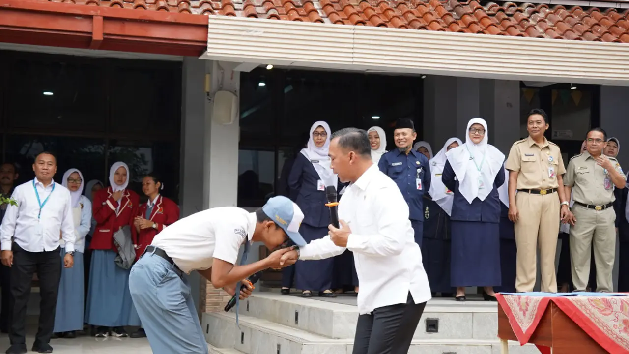 Ayah Antar Anak di Hari Pertama Sekolah, Upaya Atasi Krisis Fatherless