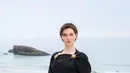 Anamaria Vartolomei memilih dress hitam feminin dengan detail brooch emas yang memberi sentuhan klasik khas Chanel. A$AP Rocky mencuri perhatian dengan layering smart-casual: jaket suede beige dipadu kemeja merah bold dan celana tailored, dilengkapi tas Chanel pink statement yang playful sekaligus sentimental. [Dok/Chanel].
