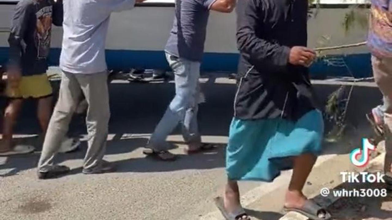 Sempat Viral karena Terombang Ambing di Lautan bersama Anaknya, Intip Proses Penurunan Perahu Baru Pak Aco