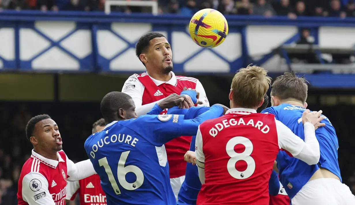 Bek tengah Everton, James Tarkowski (kanan) mencetak gol lewat sundulan kepala ke gawang Arsenal dalam laga pekan ke-22 Liga Inggris 2022/2023 di Goodison Park, Liverpool, Sabtu (4/2/2023) malam WIB. (AP Photo/Jon Super)
