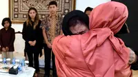 Menteri KKP, Susi Pudjiastuti tampak menangis dipelukan Ibu Negara, Iriana Widodo di rumah duka di Jalan Widya Candra, Jakarta, Selasa (19/1). Jenazah putra sulung Menteri Susi dijadwalkan tiba di Tanah Air pada Kamis lusa. (Rumgapres)