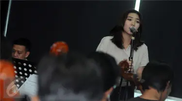 Isyana Sarasvati saat latihan bersama personel Dekat, Mohammed Kamga dan Erwin Gutawa Orchestra di kawasan Cilandak, Jakarta, Minggu (21/8). Isyana dan Kamga akan duet pada malam puncak HUT SCTV ke-26. (Liputan6.com/Helmi Afandi)