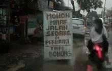 6 Potret Tulisan di Jalan Berlubang Ini Penuh Sindiran Pedas, Sampai Dijadikan Kolam Ikan