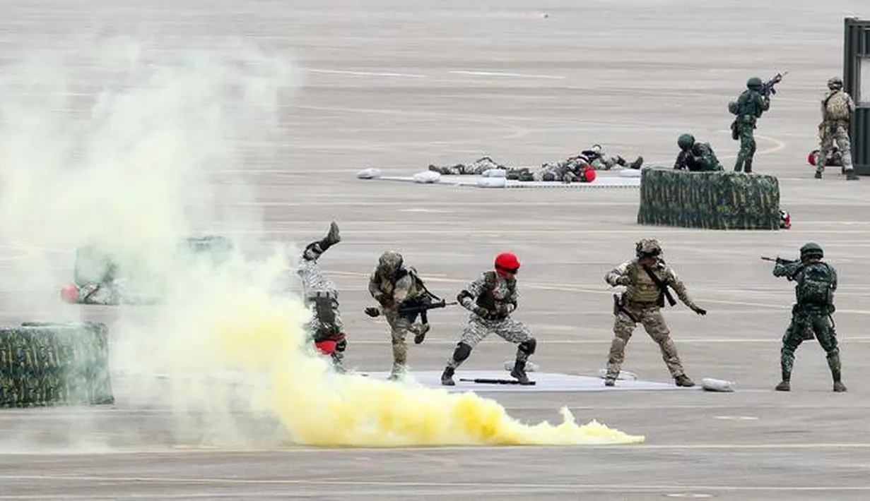 Tentara pasukan khusus Taiwan mensimulasikan strategi penyerangan terhadap China dalam latihan militer tahunan terbesar Han Kuang di sebuah pangkalan udara di Taichung, Kamis (7/6). (AP/Chiang Ying-ying)