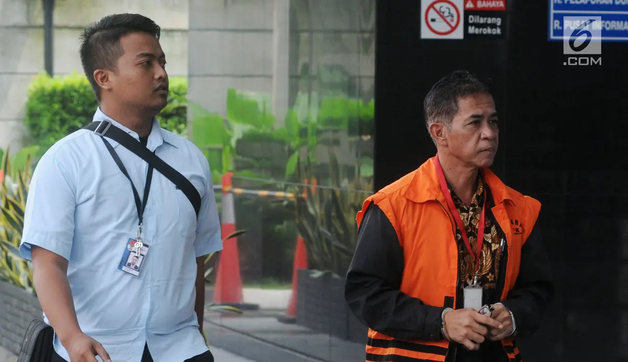 Bupati nonaktif Mesuji Khamami (kanan) tiba di Gedung KPK, Jakarta, Kamis (21/2).  Khamami akan menjalani pemeriksaan lanjutan terkait dugaan suap proyek infrastruktur di Kabupaten Mesuji. (Merdeka.com/Dwi Narwoko)