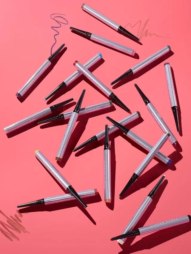 20 Warna Eyeliner dari Rihanna Tampilkan Tren Vibrant Makeup pada Mata