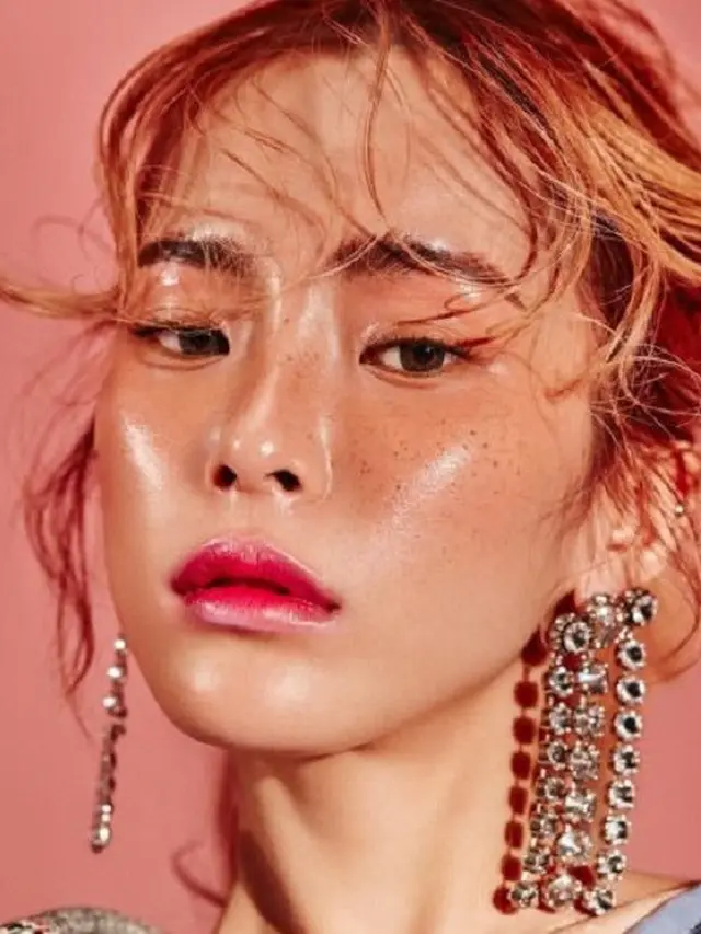 [Bintang] Editor Says: Super Quirky, Cerahnya Korean Makeup yang Dipopulerkan Penyanyi Ini