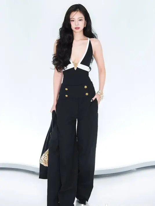 Untuk melengkapi penampilannya, Jennie mengenakan stud earrings emas dari CHANEL dengan desain menyerupai sunburst yang memberi efek glamor klasik. Anting tersebut diketahui memiliki harga sekitar USD 1.025 atau setara Rp18,2 juta.  [@jennierubyjane]