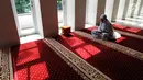 Umat Muslim bertadarus atau membaca Alquran di Masjid Al-Madinah, Parung, Bogor, Selasa (7/5/2019). Pada bulan Ramadan sebagian umat muslim memanfaatkan waktu memperbanyak ibadah dengan tadarusan dan melaksanakan salat sunah di Masjid. (merdeka.com/Arie Basuki)