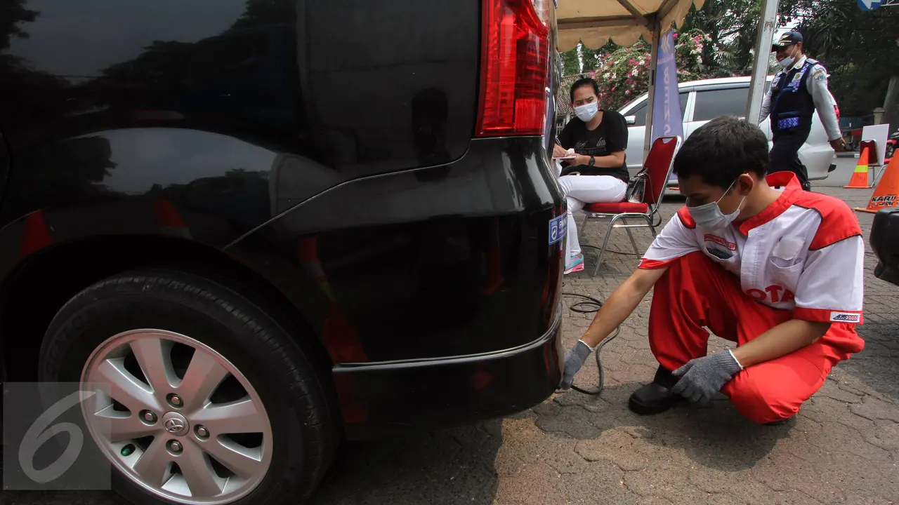 20151006-Antisipasi Pencemaran Asap Kendaraan, Petugas Gelar Uji Emisi Gratis di Jalan Proklamasi-Jakarta