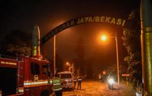 Polisi Bantu TNI Patroli di Sekitar Gudang Peluru Kodam Jaya yang Meledak