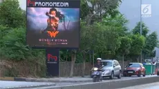 Poster-poster film yang sudah terpasang di bioskop di kota Beirut, terpaksa diturunkan lantaran adanya aturan dari pemerintah Lebanon. 