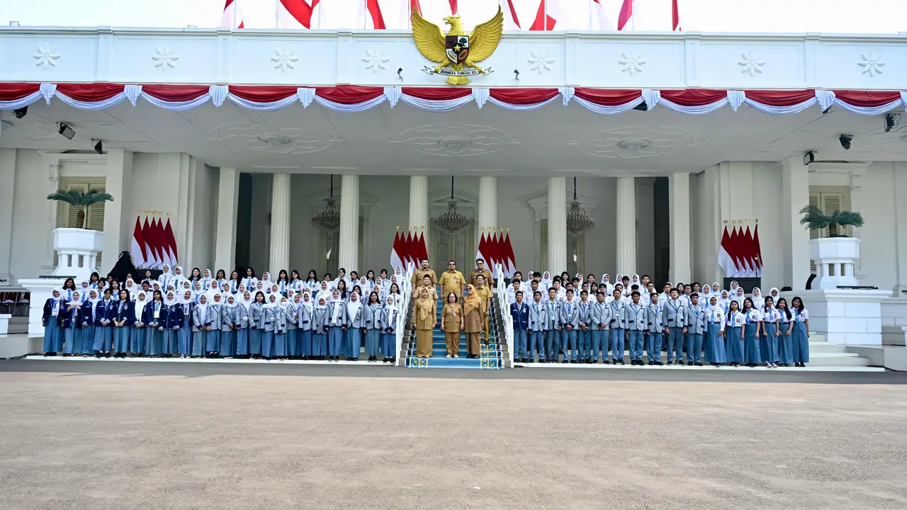350 siswa dan guru dari SMAN 46 Jakarta serta SMPN 15 Jakarta mengikuti program Istana untuk Anak Sekolah di Gedung Sekretariat Kabinet, Jakarta. (Liputan6/Lizsa Egeham)