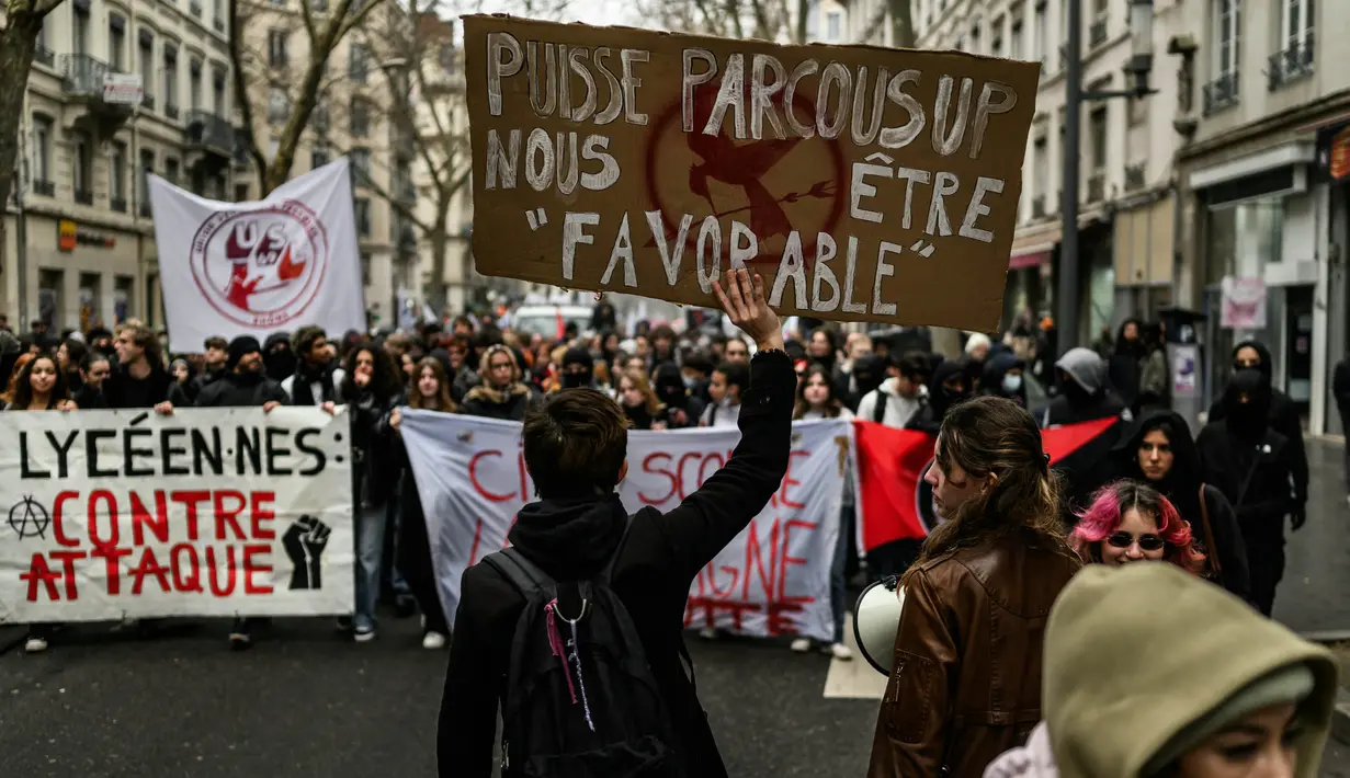 Sejumlah murid ikut serta dalam unjuk rasa setelah seruan pemogokan dan protes dari serikat guru terkait gaji dan kondisi kerja, di Lyon, Prancis, pada 1 Februari 2024. (JEFF PACHOUD/AFP)