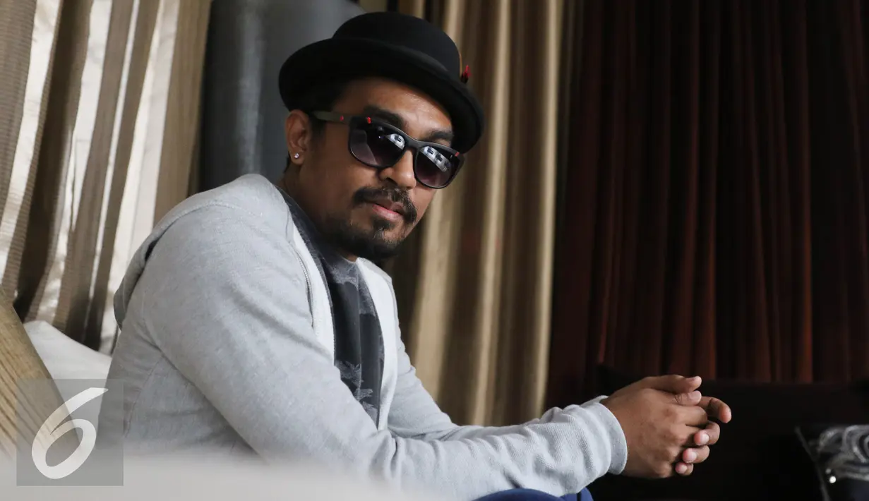 Glenn Fredly berpose usai jumpa pres aplikasi Alfatainment di kawasan Pangeran Antasari, Jakarta, Rabu (27/04). Menurut Glenn, baik di depan atau di belakang kamera, Nikita Mirzani tetap berperilaku sama. (Liputan6.com/Herman Zakharia)