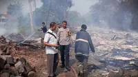 Kebakaran terjadi di Kampung waru II, Desa Sukaharja, Kecamatan Sindangjawa, Kabupaten Tangerang, di mana 10 ribu ekor ayam ikut hangus terbakar. (Foto: Pramita Tristiawati/Liputan6.com).