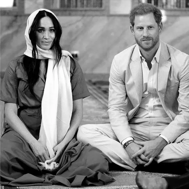 Meghan Markle dan Pangeran Harry saat mengunjungi masjid Auwal di Afrika Selatan