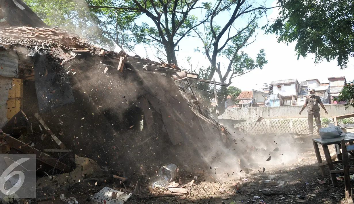 Petugas PPSU membantu pembongkaran rumah warga di Bukit Duri, Jakarta, Kamis (29/9). Pemprov DKI kembali lanjutkan pembongkaran belasan rumah di Bukit Duri. (Liputan6.com/Yoppy Renato)