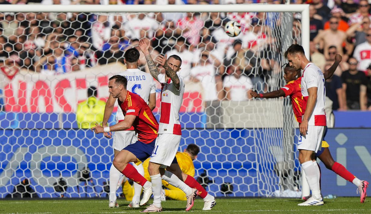 Gelandang Timnas Spanyol, Fabian Ruiz (kiri) mencetak gol kedua timnya ke gawang Timnas Kroasia pada laga Grup B Euro 2024 di Olympiastadion, Berlin, Jeman, Sabtu (15/6/2024). (AP Photo/Ebrahim Noroozi)