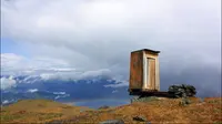 Di pegunungan Siberia terdapat toilet yang ekstrim karena letaknya yang berada di ujung tebing.