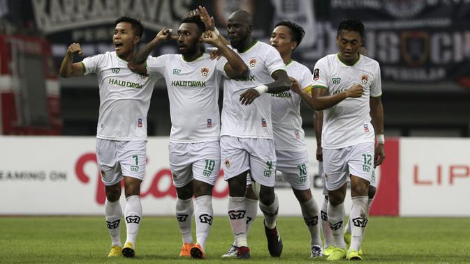 Para pemain Kalteng Putra merayakan gol yang dicetak Patrich Wanggai ke gawang Persija Jakarta pada laga perempat final Piala Presiden 2019 di Stadion Patriot, Bekasi, Kamis (28/3). Persija kalah adu penalti dari Kalteng. (Bola.com/Yoppy Renato)