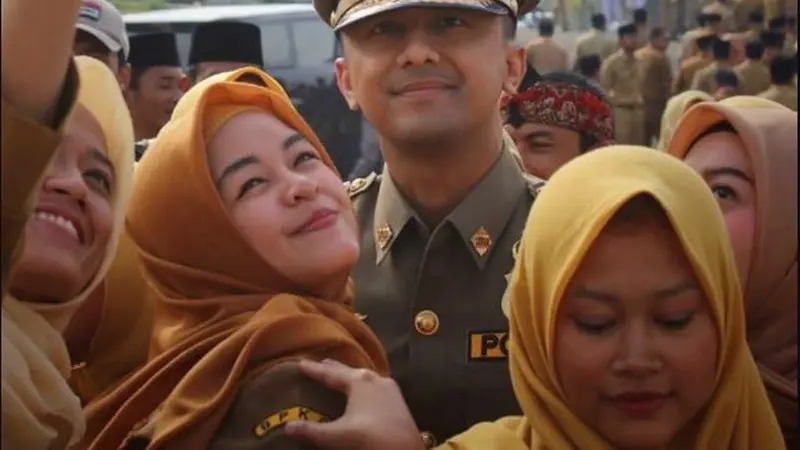 Unggah Foto Bareng ASN, Hengky Kurniawan Diserbu Pertanyaan dari Guru Honorer