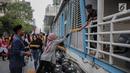 Peserta aksi yang tergabung dalam Mahasiswa dan Pemuda Relawan Cinta NKRI membagikan takjil ke anggota Polri yang bertugas di Gedung Bawaslu RI, Jakarta, Minggu (26/5). Aksi simpatik sebagai wujud apresiasi kepada anggota Polri-TNI yang menjaga keamanan aksi 22 Mei 2019. (Liputan6.com/Faizal Fanani)