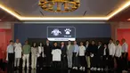Sejumlah jajaran PSSI dan Kelme berfoto bersama setelah acara perkenalan kerja sama yang berlangsung di Hotel Tribrata, Jakarta, Jumat (23/01/2026). (Bola.com/Bagaskara Lazuardi)
