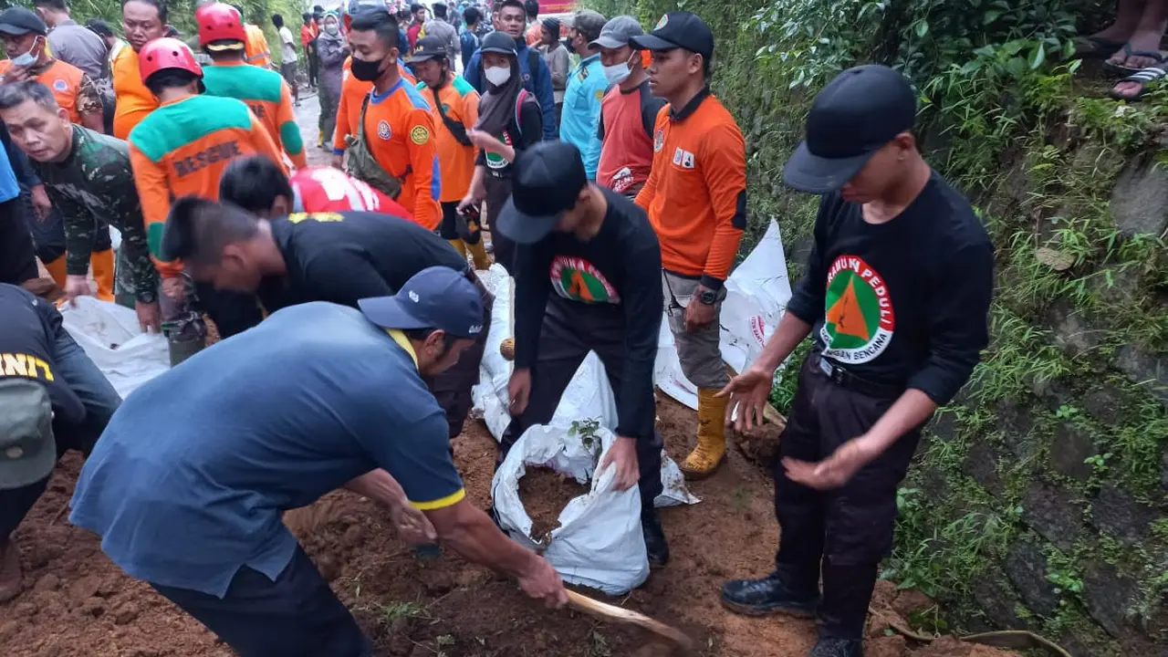 Longsor menyeret seorang karyawati swasta lembaga keuangan yang tengah melintas menggunakan sepeda motor di Gunung Lurah, Cilongok, Banyumas. (Foto: Liputan6.com/Tagana Banyumas)