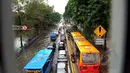 Sejumlah kendaraan melintasi genangan air di kawasan Grogol, Jakarta, Rabu (11/2). Hingga kini sejumlah kawasan di Jakarta masih tergenang banjir akibat dari hujan dengan intensitas tinggi yang mengguyur pada Minggu (8/2). (Liputan6.com/Faisal R Syam)