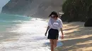 Menikmati deburan ombak sambil merasakan angin sepoi-sepoi di pantai memang menjadi waktu yang tepat untuk sejenak rehat dari segala kesibukan. Apalagi berkarier di dunia hiburan yang selalu penuh dengan jadwal padat mulai dari akting hingga pemotretan. (Liputan6.com/IG/@tatjanasaphira)