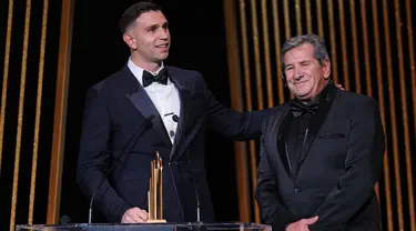 Kiper Aston Villa dan Timnas Argentina, Emiliano Martinez (kiri) menerima penghargaan kiper terbaik dunia Yachine Trophy pada acara penganugerahan Ballon d'Or 2023 yang digelar di Theatre du Chatelet, Paris, Selasa (31/10/2023) dini hari WIB. (FRANCK FIFE / AFP)