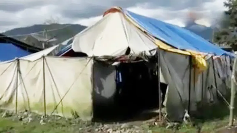 Tenda Pengungsi Gunung Sinabung Sudah Tak Layak Huni 