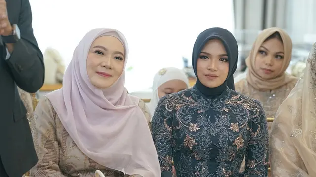 6 Gaya Calon Mantu Mahfud MD Zahwa Nadhira Kenakan Kebaya Biru saat Lamaran