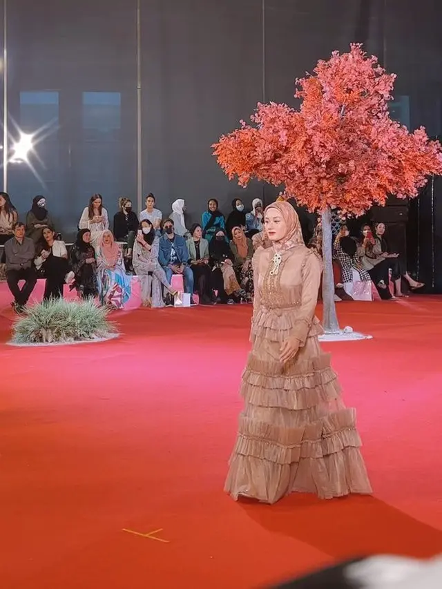 7 Potret Dinda Hauw Jadi Model Catwalk di Dubai Modest Fashion Week, Tampil Elegan