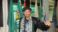Andi Peci, dedengkot Bonek hanya mendukung kembalinya Persebaya ke khitah. (Bola.com/Zaidan Nazarul)