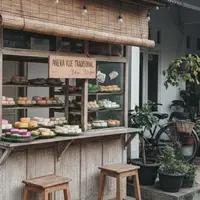 Warung Kecil di Teras Rumah (Gemini AI)