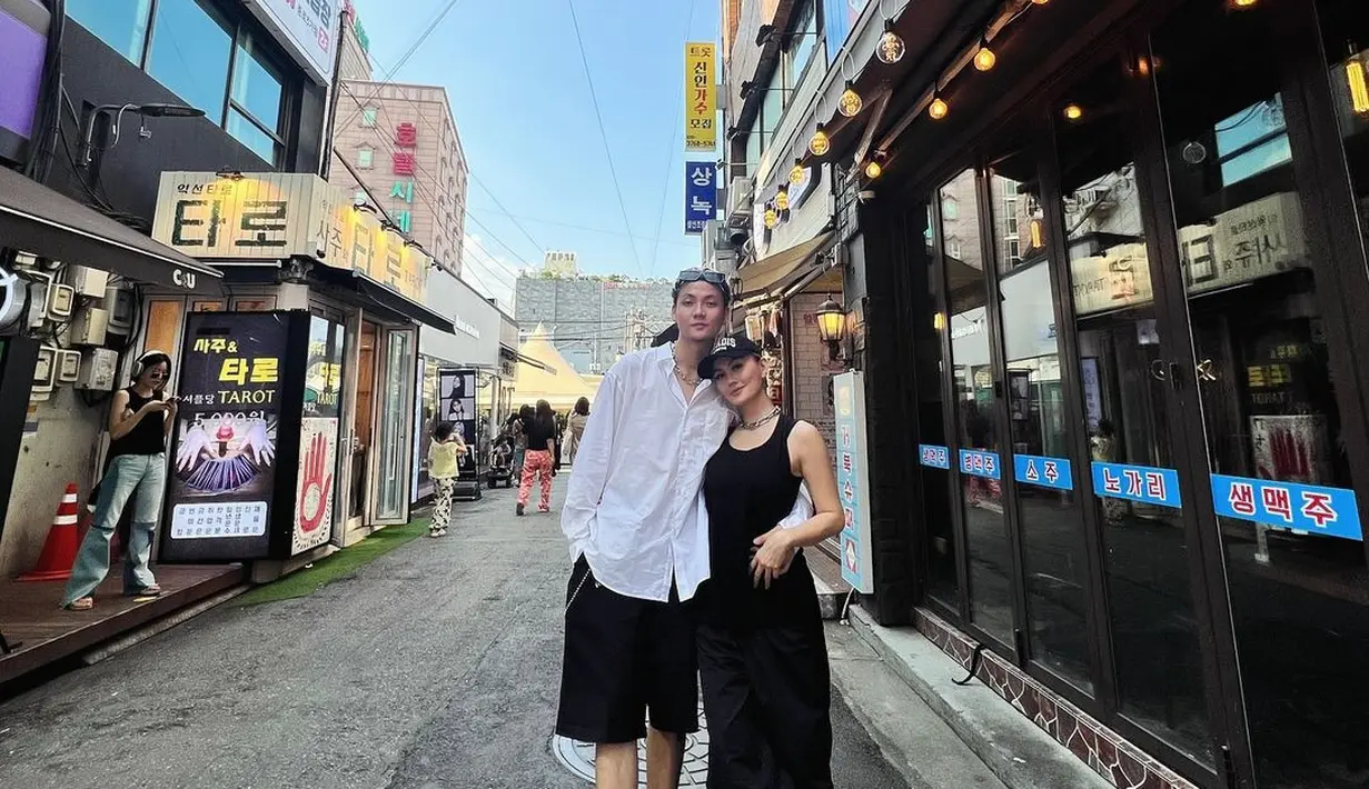 Intip gaya bucin Agnez Mo dan Adam Rosyadi liburan bareng ke Jepang dengan outfit couple warna monokrom. Kece banget! [@ryoshiadam]