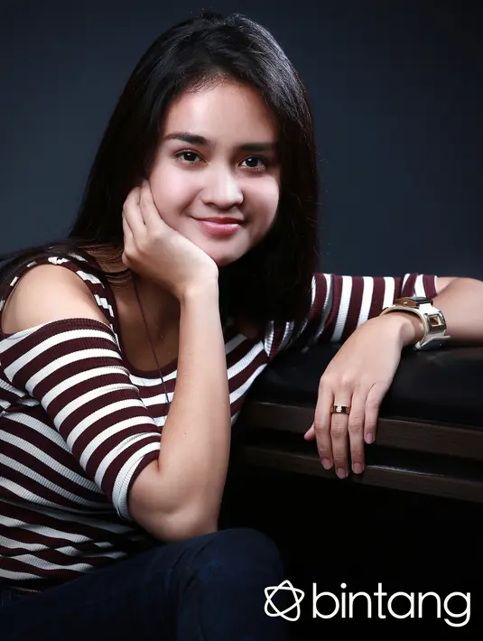 “Aku tak mau muluk-muluk dalam mencari calon suami. Yang penting orangnya harus bisa menyelesaikan masalah,” kata nominee katagori Aktris Utama Paling Ngetop SCTV Awards 2013 dan 2015 ini. (Deki Prayoga/Bintang.com)