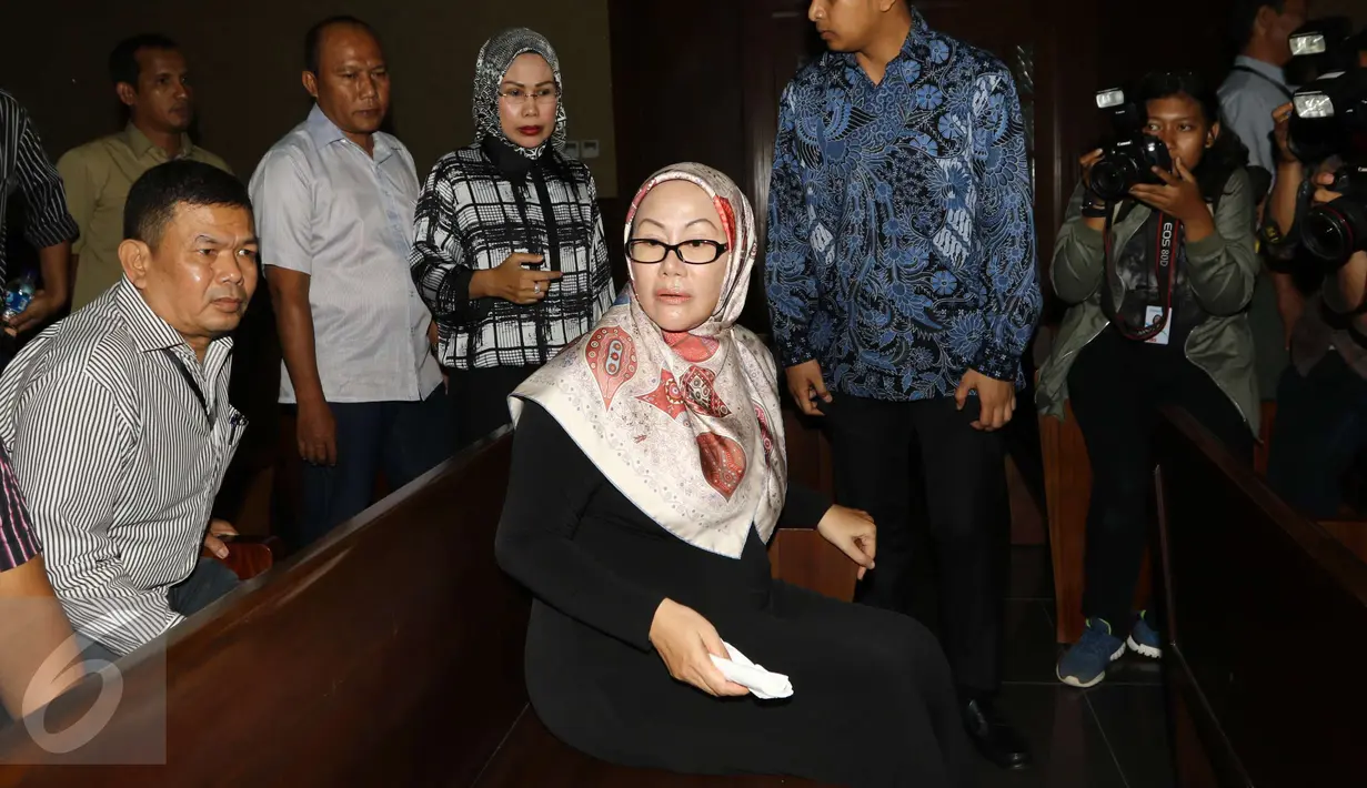 Mantan Gubernur Banten Ratu Atut Chosiyah bersiap untuk menjalani sidang perdana di Pengadilan Tipikor, Jakarta, Rabu (8/3). Atut ditetapkan sebagai tersangka terkait kasus dugaan korupsi dan suap pengadaan alat kesehatan. (Liputan6.com/Helmi Afandi)